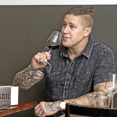 TOMI POIKKEAA silloin tällöin Soil Wine Roomissa juomassa lasin viiniä ja syömässä tapaksia. Ravintoloitsija Matti Romppanen ja Tomi ovat hyviä ystäviä, jotka treffatessaan puivat ravintolamaailman uusia käänteitä.