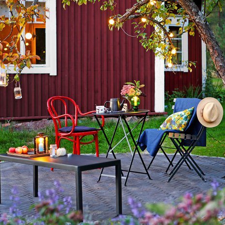 Lepopaikka kutsuu nauttimaan syysilloista. Fermobin Bistro-puutarhapöytä 124 e ja tuolit 71 e/kpl, Finnishdesignshop.fi. Källemon penkki 1 390 e, Design Projects Helena Orava. Arabian Paratiisi-teekupit 23,50 e/kpl. Ulkovalosarja 29,95 e, Clas Ohlson.