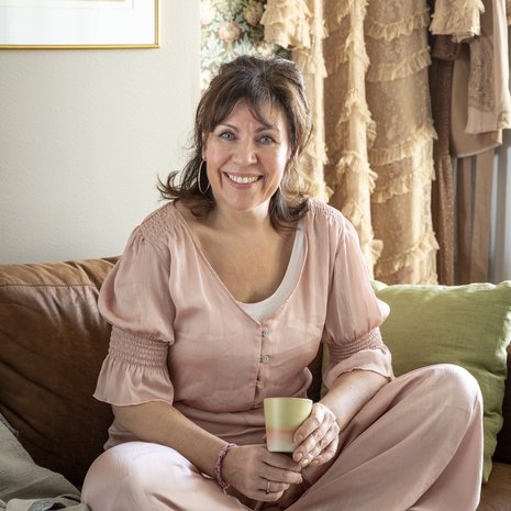 Anna Hanski on laulaja, näyttelijä ja ravintoloitsija. Muusikoiden vuokratalo Jallukka tarjoaa hänelle oman kodin lisäksi yhteisöllisyyttä.