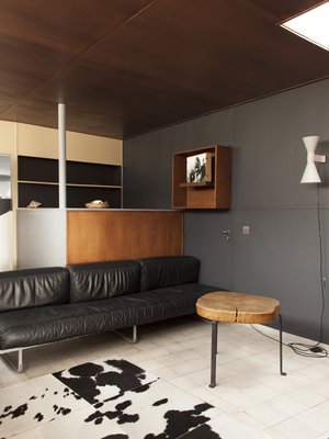 Olohuoneen sohva on Le Corbusier'n vuonna 1934 suunnittelema LC5.F-prototyyppi, jota Cassina valmistaa edelleen.