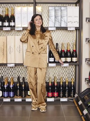 "Suurin heikkouteni on samppanja, mutta kengät tulevat hyvänä kakkosena." Samppanjan sävyinen housupuku, Boss. Silkkipaita, Stenströms. Kultaiset lenkkarit, Minna Minna.