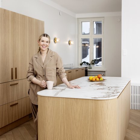 Protos Demos toteutti keittiön pyöristettyineen kulmineen Tuijan ja Eeron toiveiden mukaan. Keittiön keraamiset tasot ovat ABL: mallistosta Seinävalaisimet ovat Nuuran. "Edellisessä kodissamme oli valkoinen lankkulattia, mutta haaveilin jo silloin kalanruotoparketista", Tuija kertoo. Tammiparketin toteutti Lapua Floors.