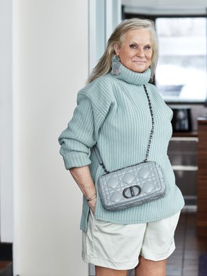  "Olen käyttänyt shortseja kesät talvet 1980-luvulta lähtien", Jaana sanoo. Muhkea pooloneule on Josephin, sortsit Brunello Cucinellin, laukku Diorin ja korvakorut Gas Bijoux -merkkiset.