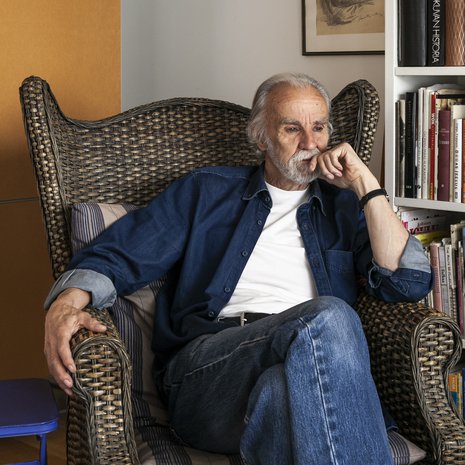  Intialainen punostuoli kirjahyllyn edessä on Ismon lempi-istuin. Sen paikka oli ensin varmistettava piirtämällä.