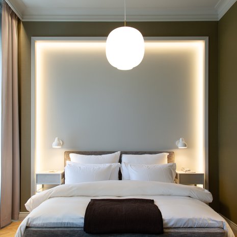 Epäsuora ledivalaistus kehystää vuodetta päädyn tavoin (Saas Instruments).