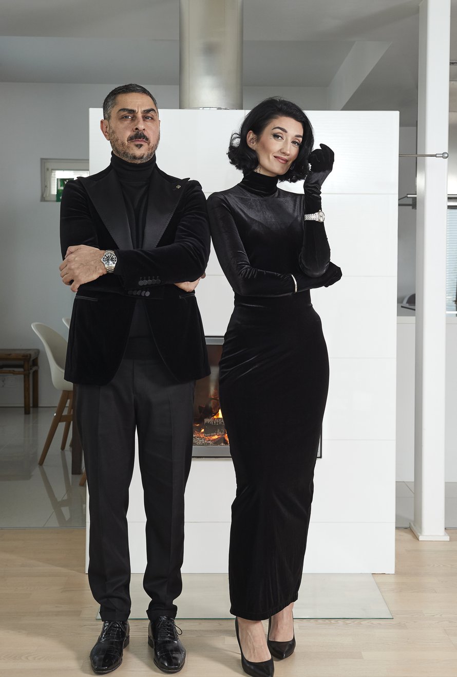 Senayn ja Armanin vaatekaappien pääväri on musta. Ystävät ovatkin luonnehtineet heitä The Addams Familyksi.