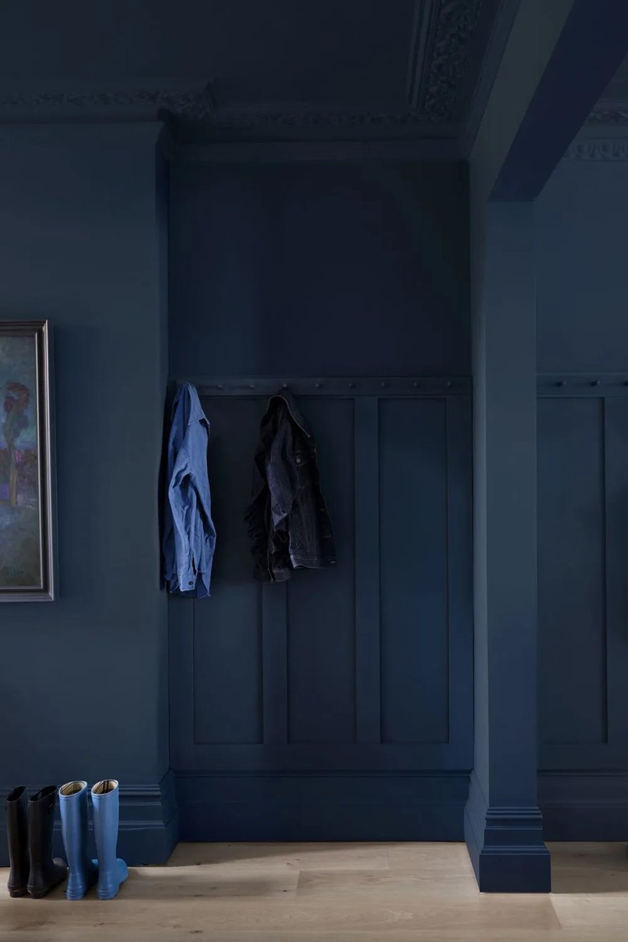 Farrow & Ball Dead Flat -maali on täysin mattapintainen, mutta pyyhittävä, joten se kestää vaikkapa eteisessä. Kuva Farrow&Ball. Sävy Stiffkey Blue.