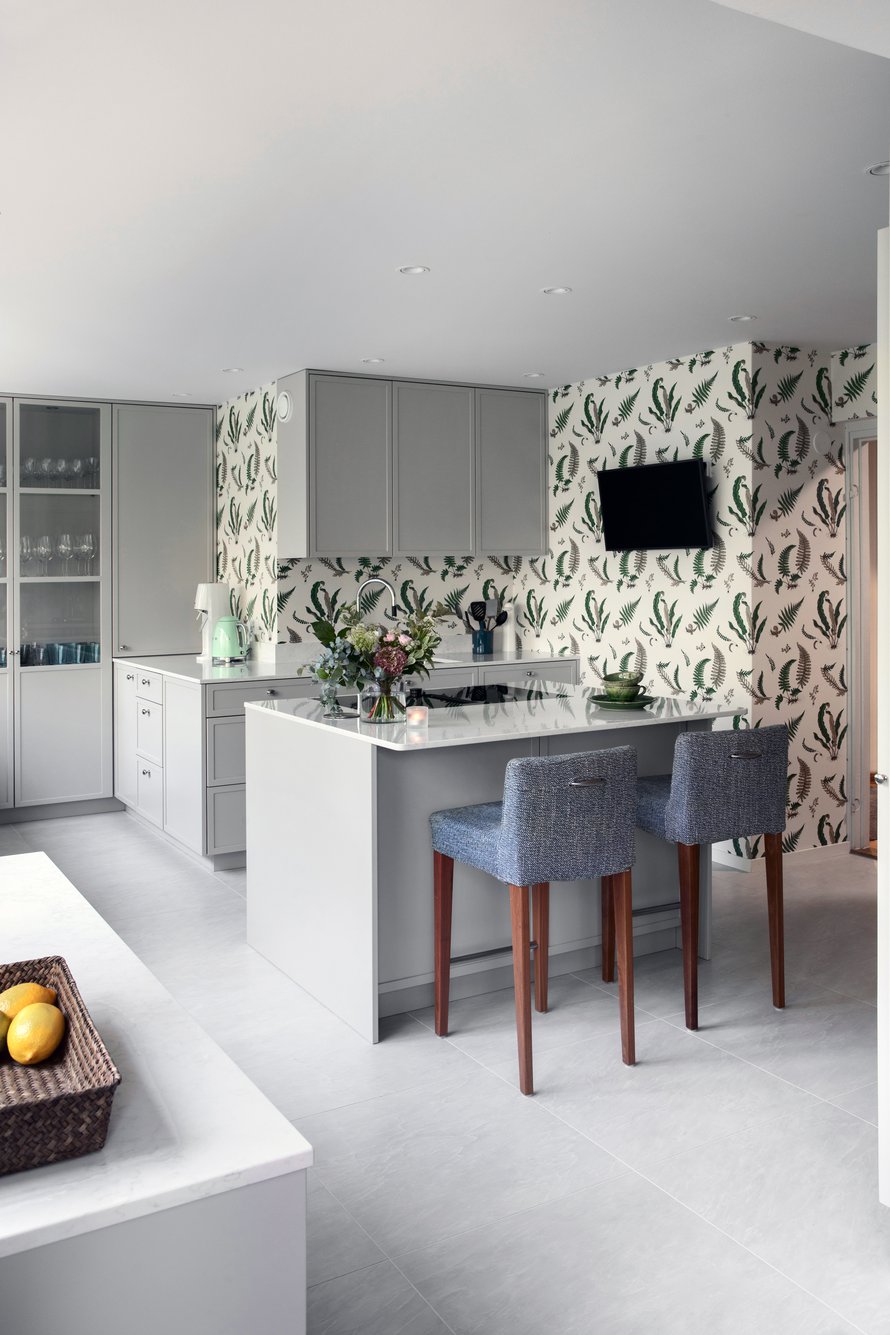 Hanan ja viemärin paikka vaihdettiin ja katon halogeeni-valaistus vaihdettiin ledeiksi. Saarekkeessa on nyt Gaggenaun liesituulettimellinen induktiotaso. Keittiön uusi lattia on Acon Marvel Edge Imperial White -laattaa, jota myy Decor H. Vanhat baarituolit saivat uuden verhoilun Lauritzonin Tweedy-kankaalla. Keittiön on suunnitellut ja toteuttanut Anna Berner Interiors.