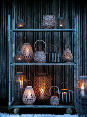 More is more! Asettele erikokoisia, samantyylisi&auml; lyhtyj&auml; varastohyllyyn terassille. Kuva ja lyhdyt: Broste Copenhagen