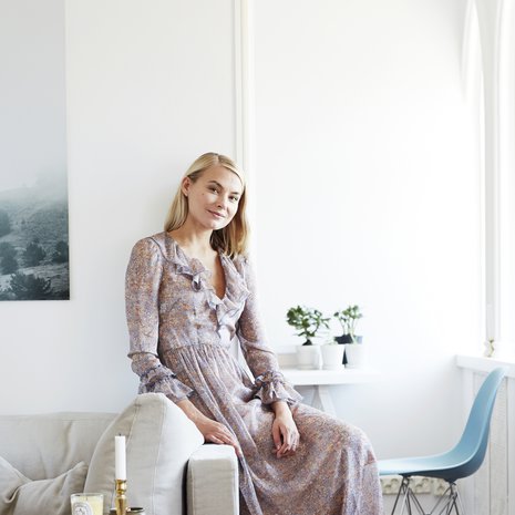 Rosan lempipaikka kotona on sohva, johon hän käpertyy lukemaan kirjaa tai päiväunille. Olohuoneen takana on työtila, joka on jaettu suuresta tilasta väliseinällä.