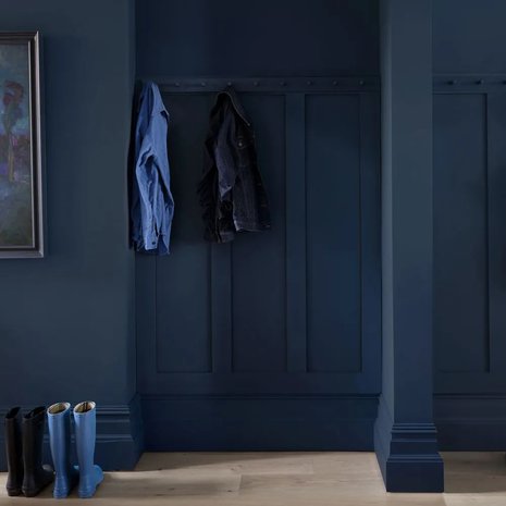 Farrow & Ball Dead Flat -maali on täysin mattapintainen, mutta pyyhittävä, joten se kestää vaikkapa eteisessä. Kuva Farrow&Ball. Sävy Stiffkey Blue.