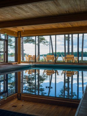 Hanasaaren allasosastolla on erilliset saunat miehille ja naisille. Lauteilla istuessa kuulee äänitteen, joka kertoo Urho Kekkosen ja Kaarle XVI Kustaan avajaislöylyistä vuonna 1975.