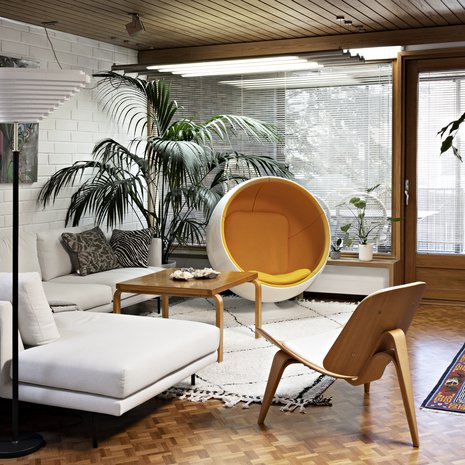 Eero Aarnion Pallotuoli on olohuoneen paraatipaikalla. Se muistuttaa Goan auringosta. Nojatuoli on tanskalaisen Hans J. Wegnerin CH07 Shell Chair. Sen arkkitehtonisessa muotokielessä on Tunnan mielestä kaikki kohdallaan ja siinä on myös todella mukava istua.