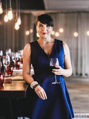 Katin kantapaikkoihin kuuluu Scarlett-viinibaari Pullman-hotellin 37. kerroksessa.