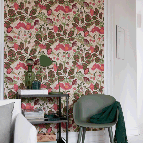 Hanna Werningin suunnittelema Wonderland-tapetti on kaikessa kirjavuudessaan upea ilmestys, 78 e/rulla, Värisilmä.