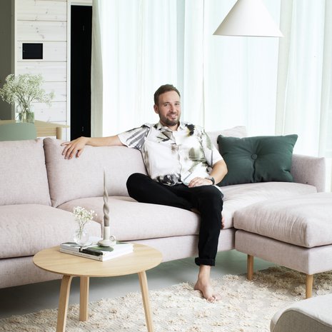 Juuso ja hänen puolisonsa halusivat lapsiperheen kotiin väriä. Vaaleanpunaisen ja vihreän eri sävyt toistuvat kodin yksityiskohdissa. Olohuoneen sohva Kuusilinna, matto Anno Collection.