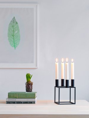 Kubusta saa mustana, valkoisena, nikkelin- ja kuparinvärisenä. Kubus neljälle kynttilälle, 129 e, Finnish Design Shop. Kuva: <span class="photographer">By Lassen</span>