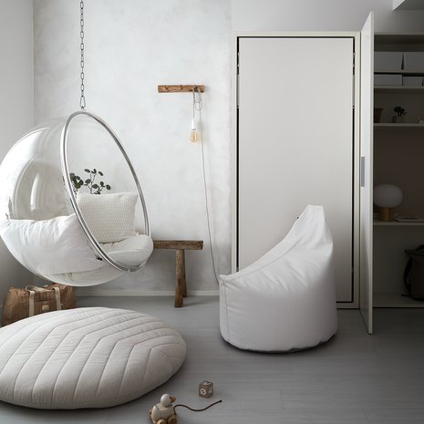 Eero Aarnion Kupla-tuoli oli Viljan haave lapsesta saakka. Lattiarahi on Ikean vanhaa mallistoa ja Trimm-säkkituoli Cobellosta. Sänky piiloutuu kiinni olevan kaapinoven taakse.