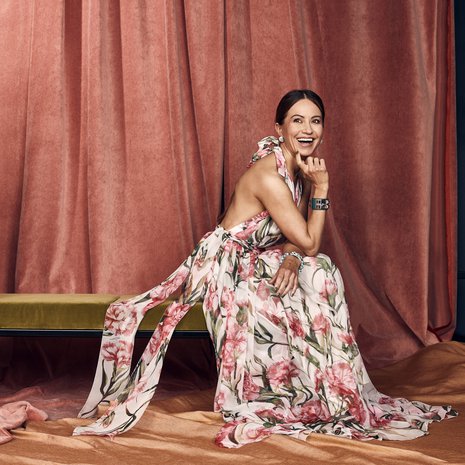 Helman hurmaa Dolce & Gabbanan runsashelmainen iltapuku 3 480 e, Della Marga. Timanttikorvakorut 18 270 e, Li ndroos Kämp Galleria. Oikeassa kädessä Hermèsin rannekoru 550 e ja vasemmassa turkoosi rannekoru 200 e, Karina K. Vintage. Ilmari Tapiovaaran suunnittelema Kiki-penkki, Artek. Taustakankaat Lauritzon. Kangas lattialla Johanna Gullichsen. Meikki ja hiukset Piia Hiltunen/Lancôme ja Kérastase.