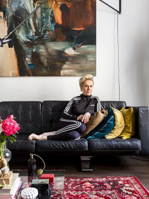 Irene Lemmetti-Haarasen kotona sisustus rakentuu taiteen ympärille. Maalaus on Outi Pienimäen.