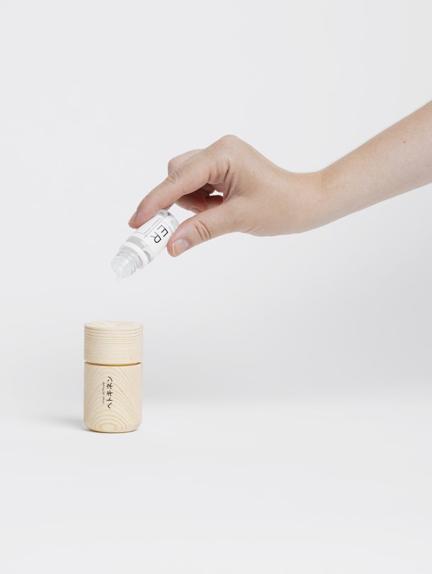 Hetkinen-sarjan mäntypuinen Drop- diffuuseri on Antrei Hartikaisen suunnittelema. Päälliosan uurteeseen laitetaan tippa öljyä ja pullo säilyy diffuuserin sisällä. 19 e, finnish- designshop.fi.