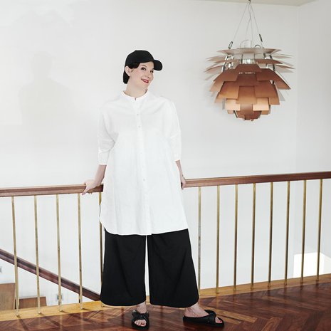  Housut ja lippis ovat Yohji Yamamoto x Adidas (Y-3) mallistosta. Valkoinen tunika on Harris Wharf Londonin. 