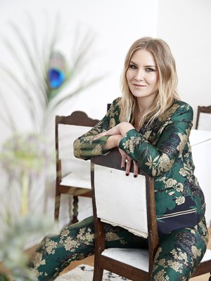 Vaikka Miia ei ole jakkupukutyyppi, Zaran jakkupuvun printti ja värikkyys viehättivät. Miia käyttää asua usein töissä.