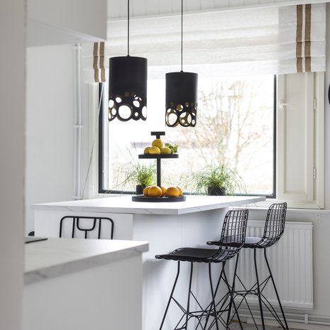 1970-luvulla rakennetun talon pinnat kaipasivat uusimista. Remontissa keittiön väliseinä kaadettiin käytännöllisyyden vuoksi.