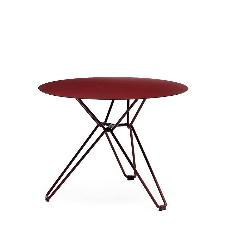 Ruotsalaisen Massproductionsin metallinen Tio-pöytä toimii monessa meiningissä, myös sohvapöytänä, 437 e, Finnishdesignshop.fi. 