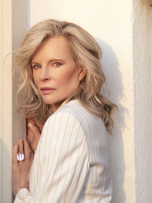 Inspiraatio Kimin meikkiin syntyi Jil Sanderin näytöksissä nähdystä minimalistisesta lähes aina meikittömästä, mutta ihoa esille tuovasta tyylistä. Meikkityyli on yksi kevään kiinnostavimmista trendeistä. Raidoitettu bleiseri, wolkmorais.com Sormus, Kimin oma.