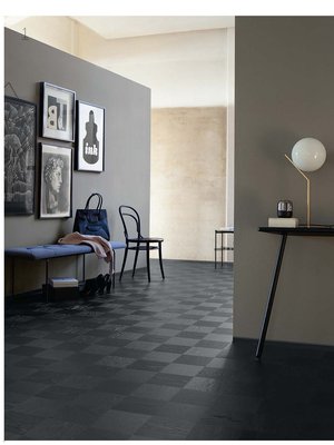 1. Tarkettin Noble-malliston Tammi Broadway -mosaiikkiparketti näyttää tyylikkäältä tummana, 89 e/m2, Tarkett. 2. Timberwisen tummanruskea Tammi Classic Eben -parketti on harjattu ja mattalakattu. Sen pinnassa näkyy, kuinka harjaus tuo puun syyt esiin, 85 e/m2, Timberwise. 3. Kährsin Chevron-parketti on astetta hienostuneempi kuin perinteinen kalanruotoparketti, 116,40 e/m2, Kährs.