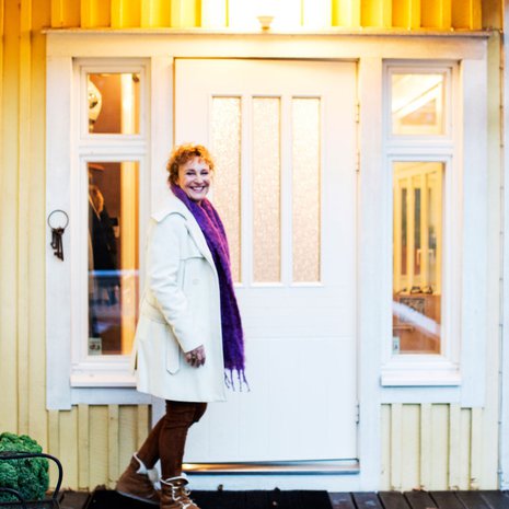 Hanna rakastui koti&shy;taloonsa ensisilm&auml;yksell&auml;. H&auml;n kurkki taloa ensi kerran aikaisin er&auml;&auml;n&auml; sunnuntaiaamuna aidan takaa. Hanna kertoo muistavansa hetkest&auml; pienetkin yksityiskohdat: kiviaidan sammalet hohtivat smaragdinvihrein&auml;, kev&auml;&auml;n kostuttamina. &ldquo;Olisin halunnut hiipi&auml; heti pihaan katsomaan taloa l&auml;hemp&auml;&auml;, mutta en uskaltanut.&rdquo;