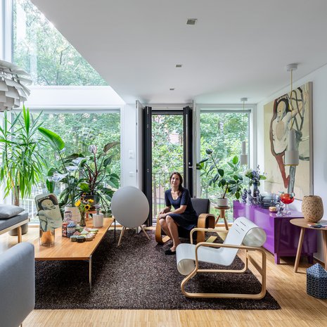 Poul Henningsenin suunnittelema PH Artisokka-valaisin on Mikon huutokauppalöytö, jonka valaisimen valmistajan, Louis Poulsenin, asentajat kävivät kiinnittämässä kattoon kunnostuksen jälkeen. Sohvapöydällä on Heinin Hexagon-taidekeramiikkaa.