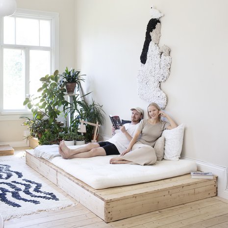 Salin koroke oli aikoinaan opettajan koroke. Nyt paikalla on futon, joka toimii chillailualueena ja vierassänkynä. Muusa ja lintu -ryijyn pari teki Helsinki Design Weekille omien tuotteidensa leikkuujätteistä.