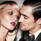 Moderni Victoria Beckham -tyylinen smokey eye -silmämeikki tehdään voidemaisella munakoison sävyisellä luomivärillä, jolloin luomille saadaan jännittävä valoa taittava hehku. Voidemainen luomiväri saattaa liikkua illan mittaan luomilla, mutta se sopii tähän tyyliin. Huulilla on trendikäs violetti sävy. Annabellen asu Arianne Elmy, korvakorut Delphine Charlotte Parmentier. Sormus Clarissa Bronfman. Michan smokki Gustavo Moscoso, paita ja solmuke Brooks Brothers.