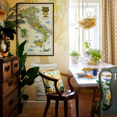 Keittiön seinää koristaa taiteilija Aurora Näsin maalaama sitruunapuu. Valaisin AT-Lasi.