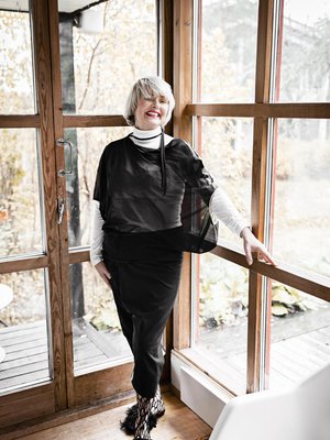 Villakangashousut ja verkkotoppi ovat omaa Maiham-tuotantoa, kumpikaan ei vaadi edes silittämistä. Valkoinen poolo löytyi Pariisista. Hauskat reikäsukat ovat Stockmannilta ja All Tomorrow Partiesin pörrökökengät ostettu Urban A:sta.