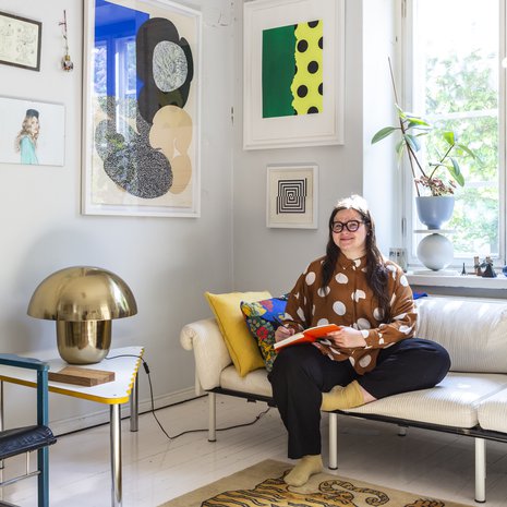 Muotoilija Hanna Anosen kotona ilo on sisustuksen punainen lanka. Oleskelutilan Ateljee-sohva, Experiment-nojatuolit ja sohvapöytä ovat Yrjö Kukkapuron suunnittelemia. Syksyn Habitaressa Yrjö Kukkapuron messuosaston näyttelyarkkitehtuuri on Hanna käsialaa.