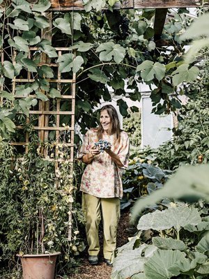 Virpi Raipala-Cormier nauttii Frantsilassa itse kasvatetuista viinirypäleistä. 