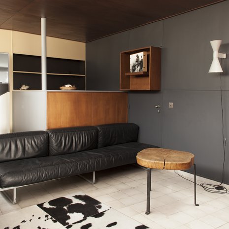 Olohuoneen sohva on Le Corbusier'n vuonna 1934 suunnittelema LC5.F-prototyyppi, jota Cassina valmistaa edelleen.
