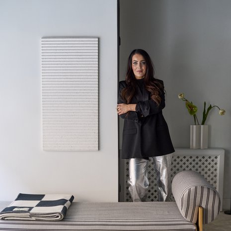 Laura Seppäsellä on työhuoneellaan suunnittelemiaan kalusteita ja tekstiilejä. Lollipop-päivävuoteen hän suunnitteli Interfacelle.