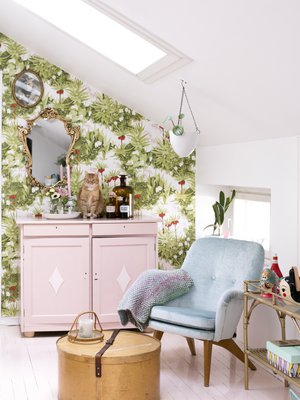 Vanhat 1950-luvun kalusteet sopivat talon henkeen ja ovat kokonsa puolesta tarpeeksi siroja pieneen asuntoon. Nojatuolit ovat löytöjä sukutilalta. Satavuotias pariisilainen hatturasia toimii sohvapöytänä. 