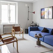Ben af Shulténin safarituolit pehmentävät modernin olohuoneen väritystä. Muuton sininen Connect-sohva koostuu moduuleista. Juliste on tilattu Fotografiskan museokaupasta. Rock table -marmoripöytä on Tom Dixonin suunnittelema.