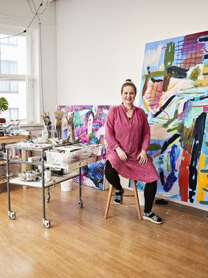 Kuvataiteilija Jenni Vakkilainen huomaa aina päätyvänsä pinkkiin.