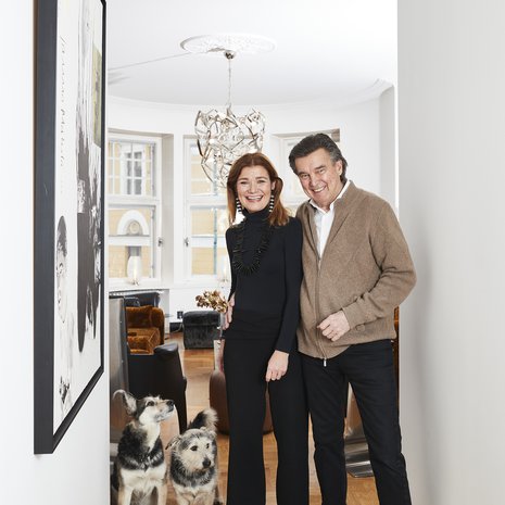 "Kenkiä ei tarvitse riisua", Carola ja Mikko Rytsölä ohjeistavat eteisessä. Upeasti remontoitu asunto on heille koti eikä edustustila, ja elämä saa näkyä. Kuvassa myös koirat Iivo ja Miina.