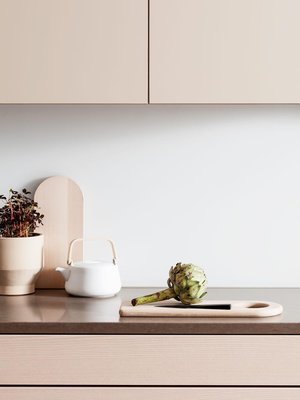 Myös rakenteelliset yksityiskohdat liitoksissa ja mittasuhteissa vaikuttavat keittiön yleisilmeeseen. HTH:n keittiössä tason ja laatikoston pinta ovat samassa linjassa, eikä taso tulee laatikoston yli kuten tavallisesti, hth.fi.