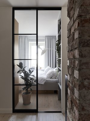 Makuuhuoneen lasiovet teetetttiin Suomen Lasitehtaassa. Kitinvärisellä kankaalla verhoiltu vuode Familon. Valaisin on Le Corbusierin suunnittelema Lampe de Marseille.