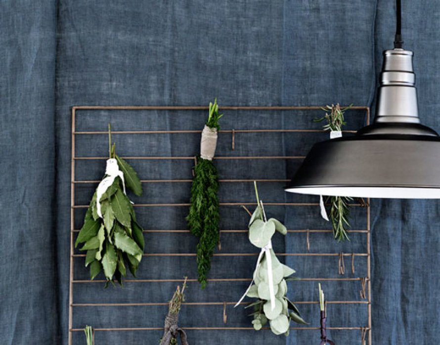 <p><p>Itse kuivatut yrtit sopivat maustamaan ruokia mutta myös koristavat keittiötä. Tässä on hauska idea solmia yrtit kuivumaan ritilään keittiön seinälle. Kuva: Broste Copenhagen.</p></p>