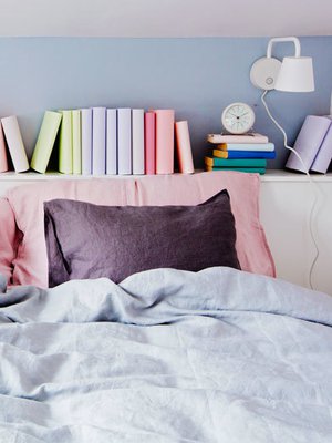 <p><p>Tässä makuuhuoneessa taas kirjat ovat piilossa kartonkien alla. Pastellisävyisillä kartongeilla päällystetyt kirjat ovat kuin harmoninen maalaus makuuhuoneen yöpöytätasolla. Ja voi niitä edelleen lukea, kunhan vain muistaa, millä värillä minkäkin kirjan on päällystänyt...</p></p>