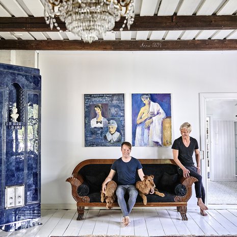 Pete ja Pekka koirineen salin mustaksi verhoillulla antiikkisohvalla. Seinällä on kaksi Pekan isoäidin Leila Lehdon maalaamaa sinistä muotokuvaa. Valtava matto on hankittu hauholaisen antiikkiliike Helinin loppuunmyynnistä.